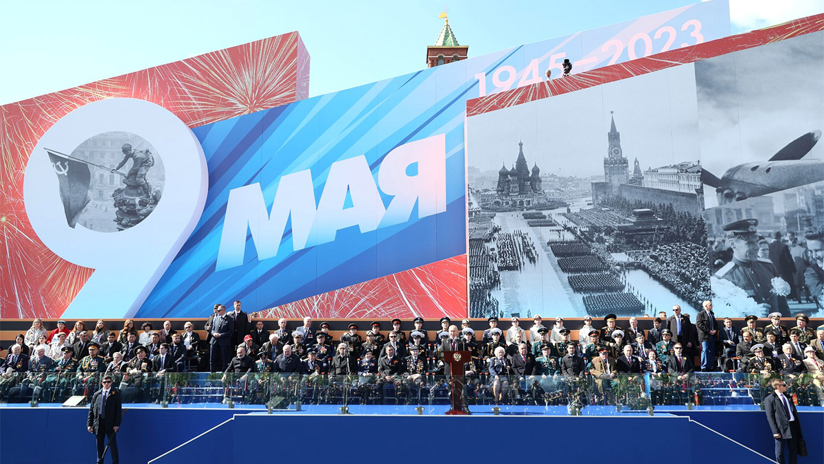 II. Dünya Savaşı'nın sonunda Nazi Almanyasının kayıtsız şartsız teslimiyetini müttefik ülkelerle imzaladığı 9 Mayıs’ı, Zafer Günü olarak kutlayan Rusya’nın Devlet Başkanı Vladimir Putin “Bizim için, Rusya için ne batıda ne de doğuda düşman yok” dedi.