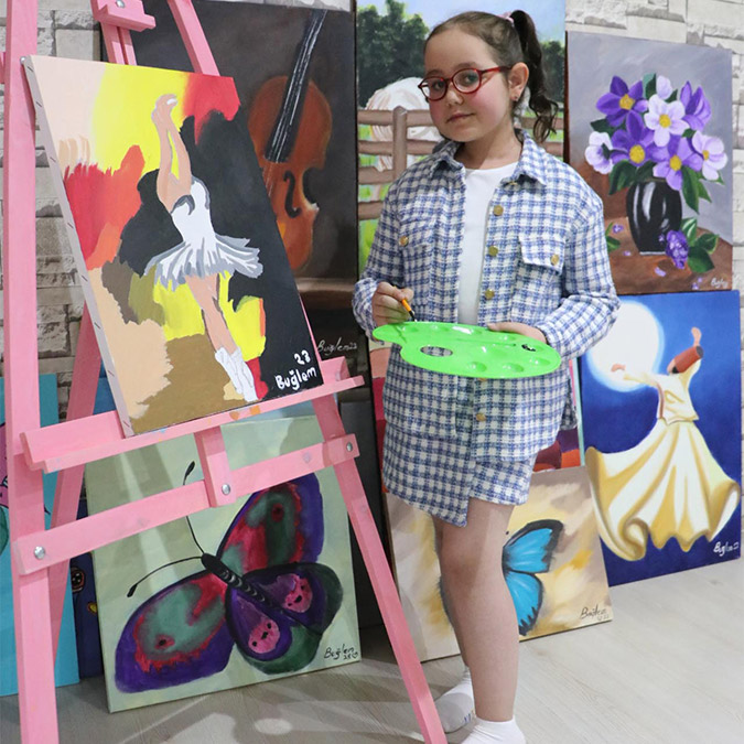 Ankara'da lösemi hastası Buğlem Yılmaz (11), 5 yıl önce kemoterapi tedavisi görürken başlayan resim tutkusuyla yeniden hayata bağlandı.