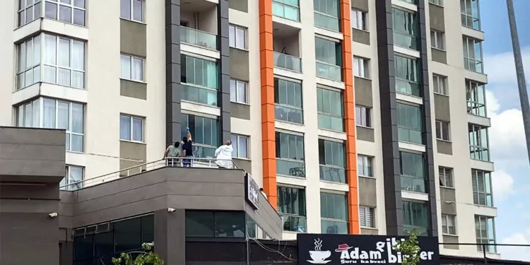 Karabük'te rezidansın 12'nci katında düşen çocuk öldü