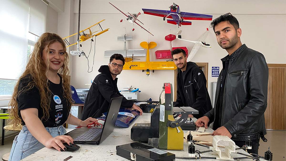 Kayseri'de Erciyes Üniversitesi (ERÜ) Havacılık ve Uzay Bilimleri Fakültesi öğrencileri, riskli bölgelere dron gönderebilen İHA geliştirdi.