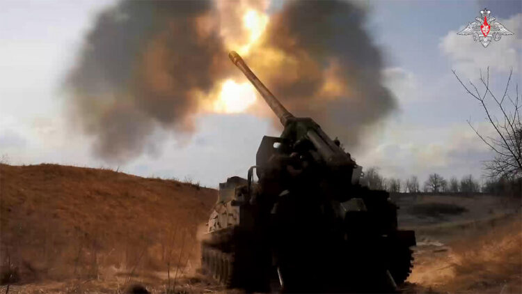 Rusya, Ukrayna mevzilerinin top atışlarıyla vurdu