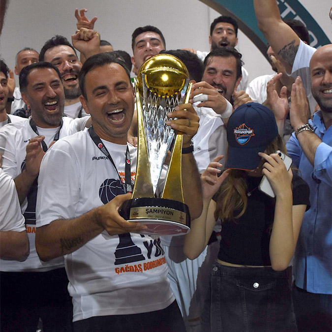 Sporda futbol, basketbol ve hentbolda son dönemde Muğla ve Ege Bölgesi'nin parlayan yıldızı olan Bodrum'da Misli.com Türkiye Basketbol Ligi'ndeki ilk yılında şampiyon olarak adını ilk kez Türkiye Sigorta Basketbol Süper Ligi'ne yazdıran Çağdaş Bodrum Spor şampiyonluğu kutladı.