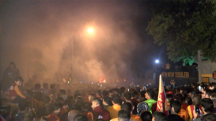 Galatasaray taraftarı Metin Oktay Tesisleri'ne akın etti