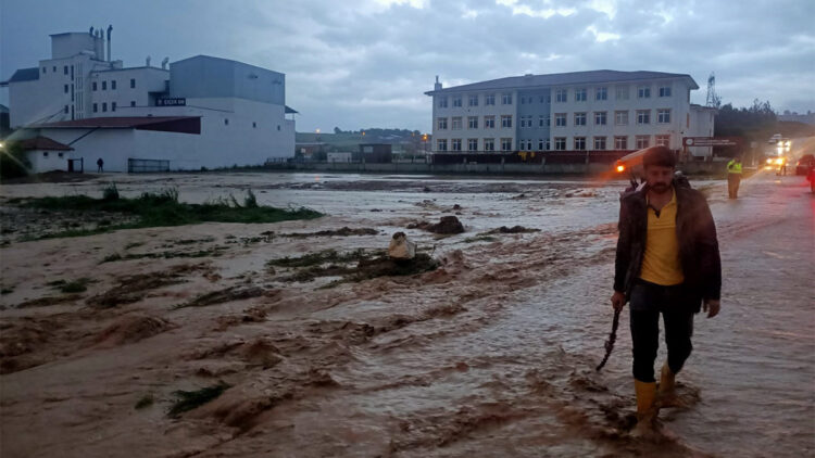 Samsun'da sağanak ve dolu etkili oldu
