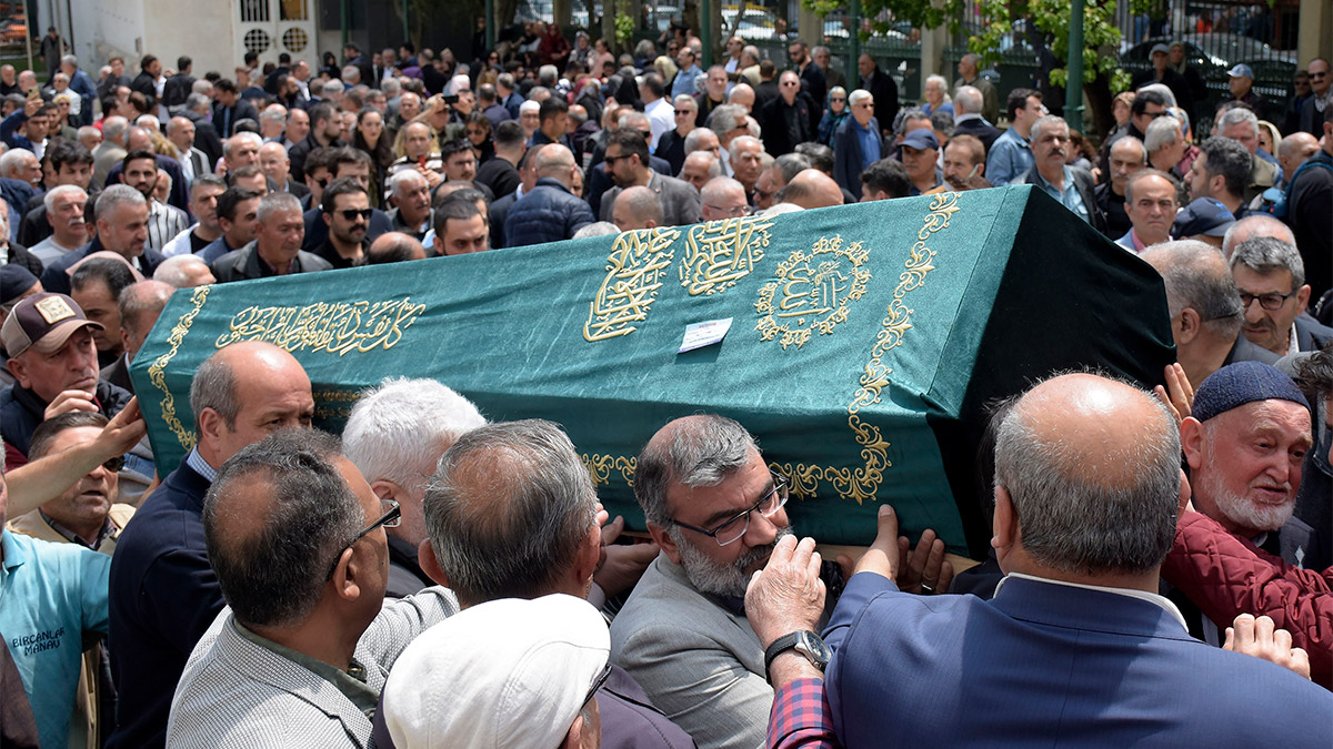Kalp yetmezliği nedeniyle tedavi gördüğü hastanede, 86 yaşında hayatını kaybeden Türk Halk Müziği sanatçısı Nuri Sesigüzel son yolculuğuna uğurlandı.