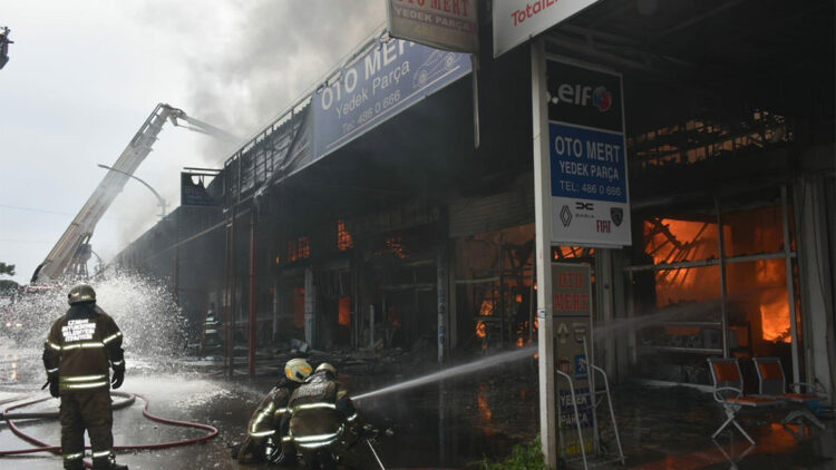 Oto yedek parça dükkanında yangın 3 iş yerine sıçradı