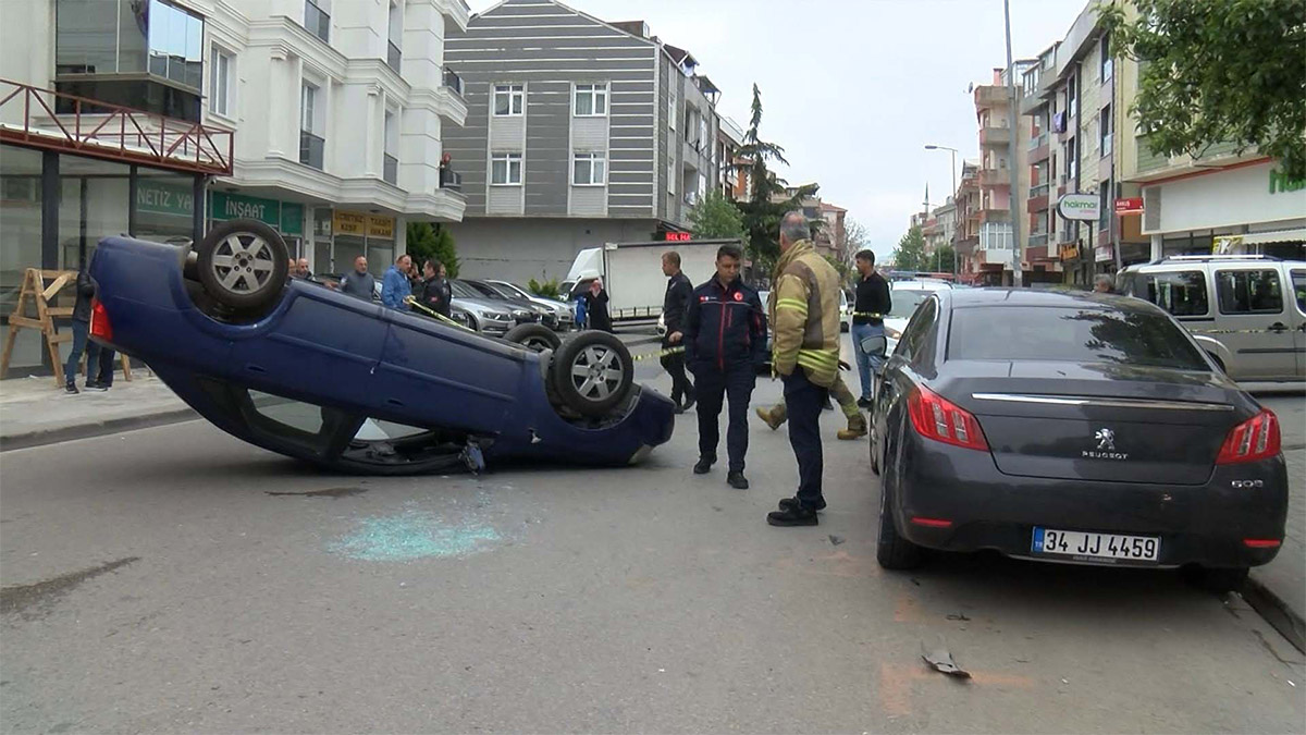 Sancaktepe'de park halindeki araca çarpıp takla attı, takla atan otomobilin sürücüsü yaralandı.