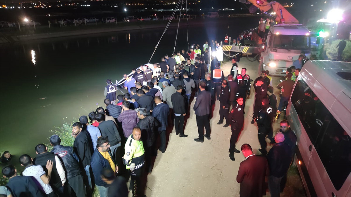 Şanlıurfa'da otomobil sulama kanalına uçtu; baba kurtuldu, 4 çocuğu öldü, anne ve 1 çocuğu kayıp. Kazayla ilgili başlatılan geniş çaplı soruşturma başlatıldı.