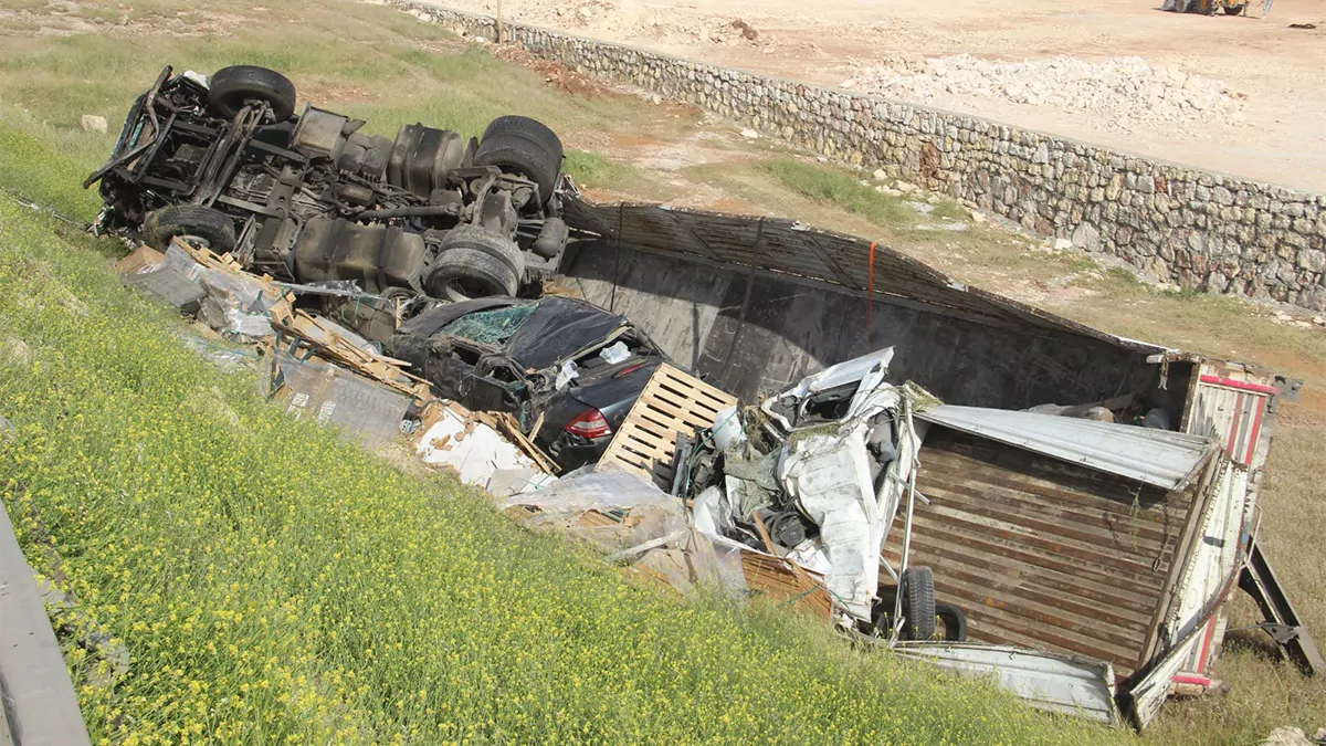 Şanlıurfa'da tir ile hafif ticari araç çarpıştı; 5 kişi öldü