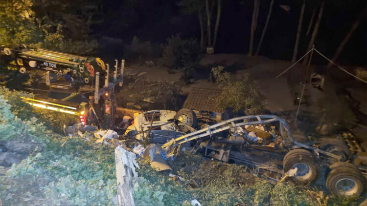 Kamyon 5 kişinin yaşadığı evin bahçesine uçtu