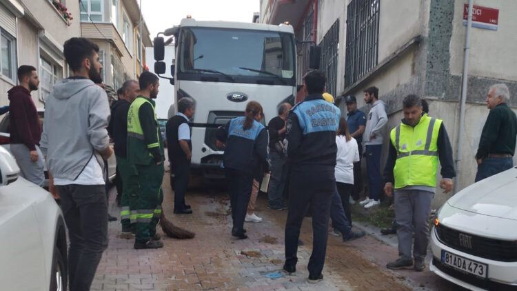 Kamyonun dorsesindeki hayvan gübresi yola döküldü
