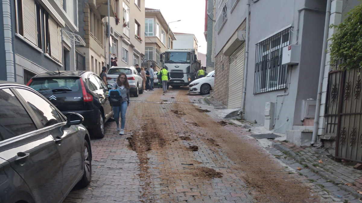 Kamyonun dorsesindeki hayvan gübresi yola döküldü