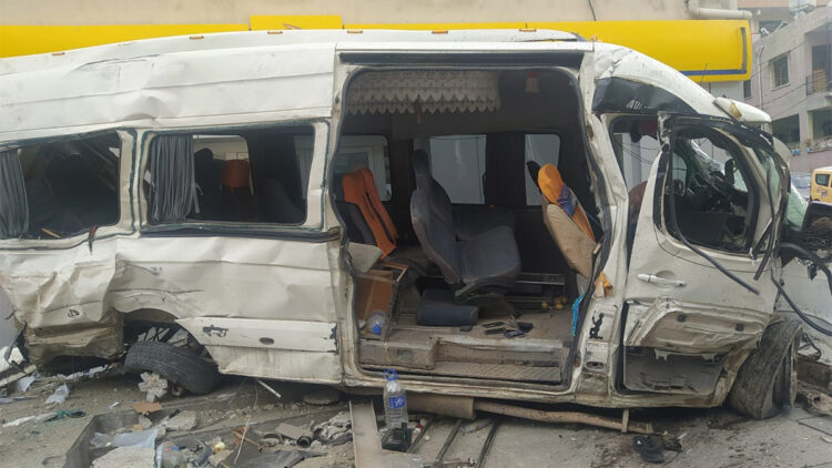 Sebze yüklü kamyon çok sayıda araca çarptı