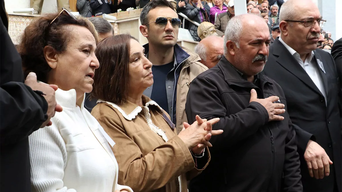 Chp genel başkanı kemal kılıçdaroğlu'nun eşi selvi kılıçdaroğlu'nun ağabeyi hüseyin özdağ'ın (74) cenazesi, eskişehir'deki cemevinde kılınan namazın ardından toprağa verildi.