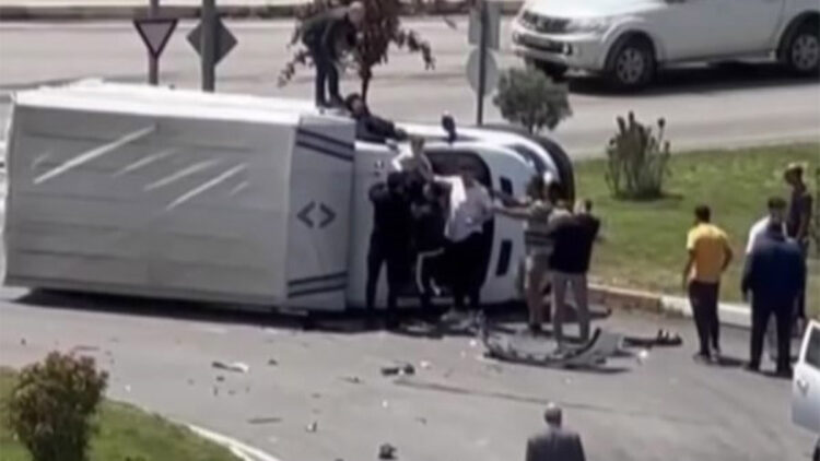 Siirt'te kamyonet ile otomobil çarpıştı; çok sayıda yaralı var