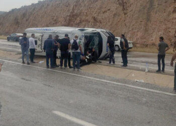 Silifke'de yolcu minibüsü devrildi; 7 yaralı