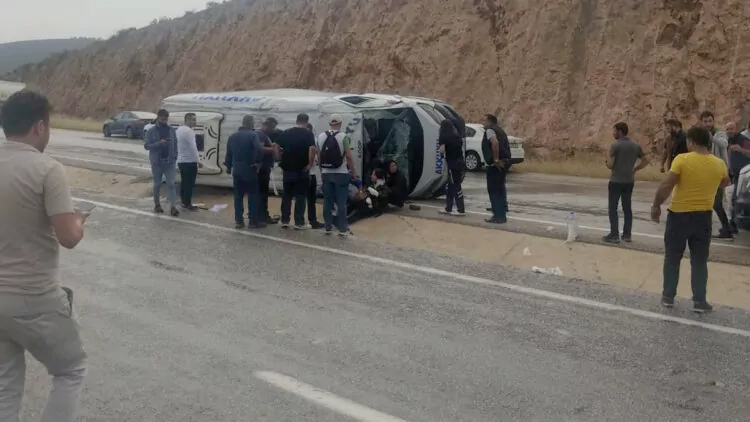 Silifke'de yolcu minibüsü devrildi; 7 yaralı