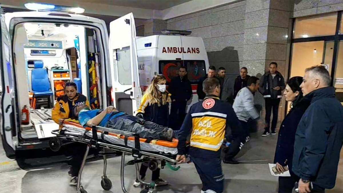 Manisa Soma'da maden ocağında toprak kayması meydana geldi. Toprak yığını altında kalan işçilerden 1'i hayatını kaybetti, 3 işçi ise yaralı olarak hastanede tedaviye alındı.