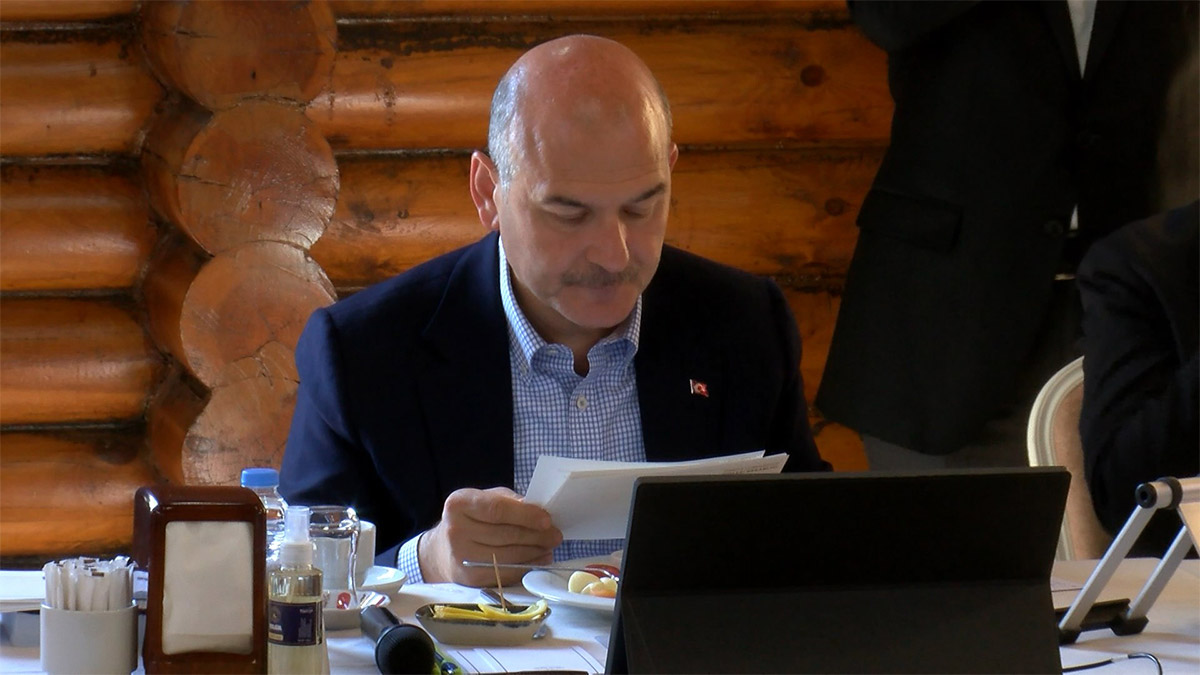 İçişleri Bakanı Süleyman Soylu, "Tayyip Erdoğan gitsin diyenler kim gelsin diyor? FETÖ. Nereye gelecek FETÖ? Devletin tekrar başına gelecek. Tam 3 yıldır genel başkan yardımcıları ve CHP bütün bu hazırlıklarını yapıyor. Tek tek Türkiye'yi dolaşıyor. 'Merak etmeyin siz, biz geri getireceğiz.' diye" dedi.