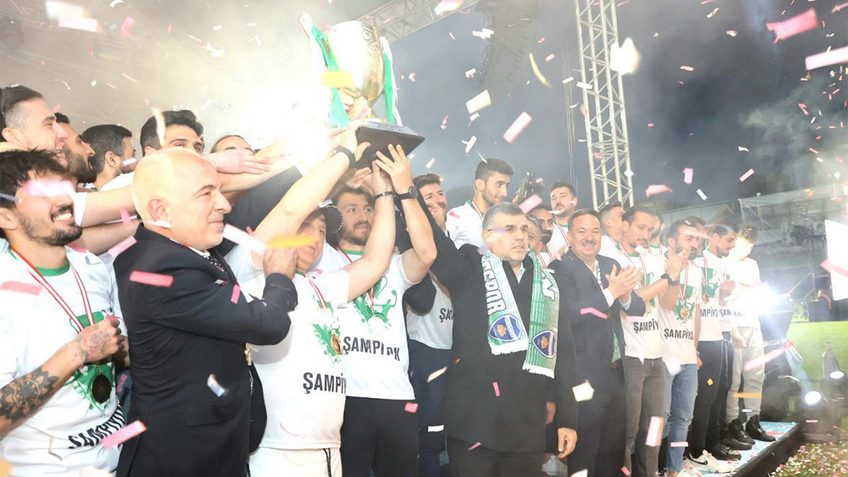 Bölgesel Amatör Lig 12’nci grubu 1’inci olarak tamamlayarak TFF 3’üncü Lig’e çıkma başarısı gösteren Sultanbeyli Belediyespor'da şampiyonluk kutlaması gerçekleşti.