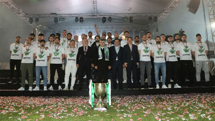Sultanbeyli Belediyespor'da şampiyonluk kutlaması