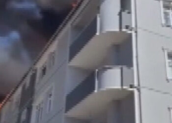 Sultanbeyli'de 4 katlı apartmanın çatısında yangın