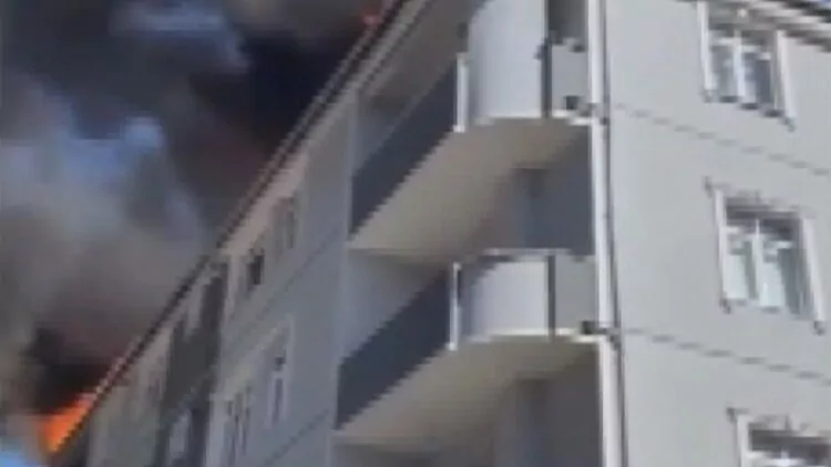 Sultanbeyli'de 4 katlı apartmanın çatısında yangın