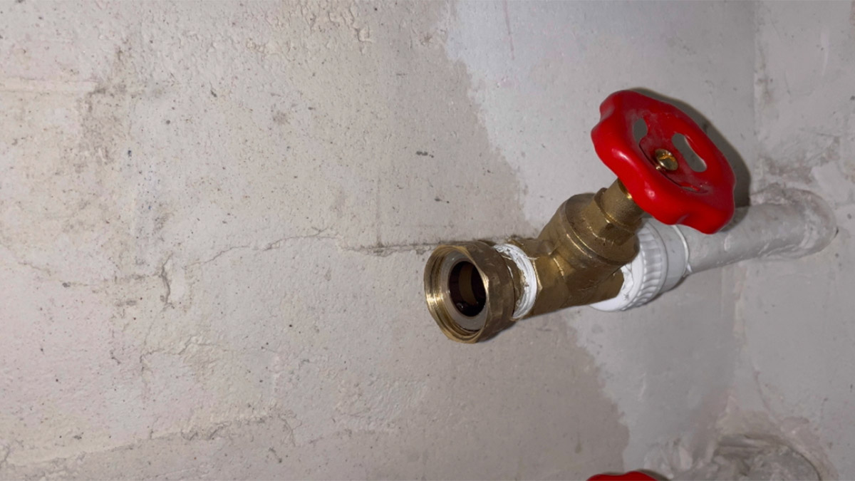 Sultangazi'de 2 hırsızlık şüphelisi bir binadaki tüm su sayaçlarını çaldı, binadakiler susuz kaldı.