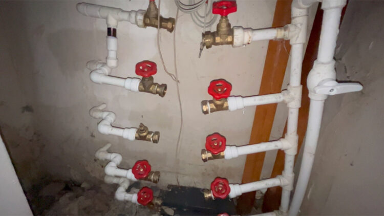 Sultangazi'de bir binada su sayaçlarını çaldılar