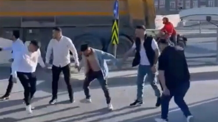 Sultangazi'de düğün konvoyu yolu kapatıp horon tepti