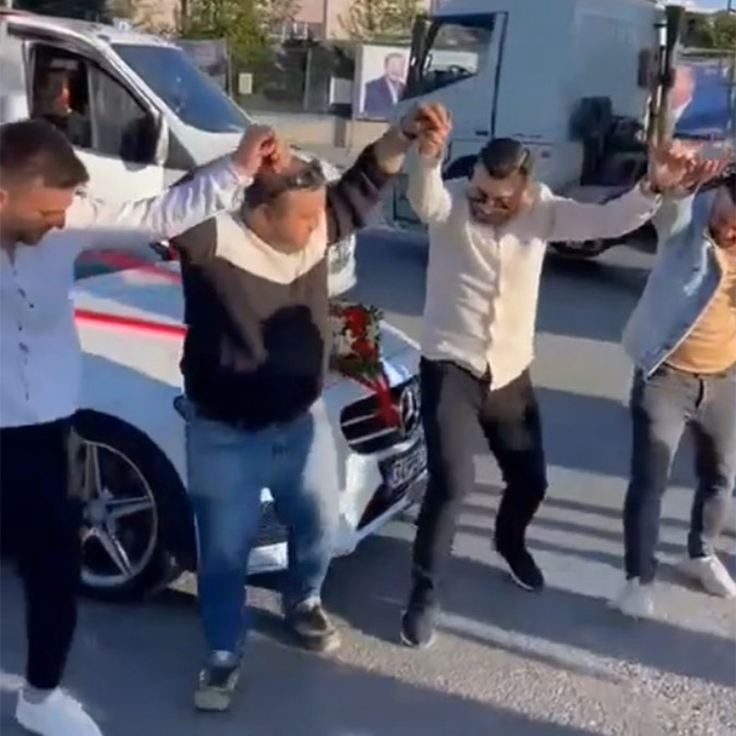 Sultangazi'de düğün konvoyu yolu kapatıp horon tepti