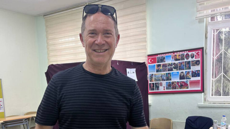 Sümer Ezgü oyunu Antalya'da kullandı