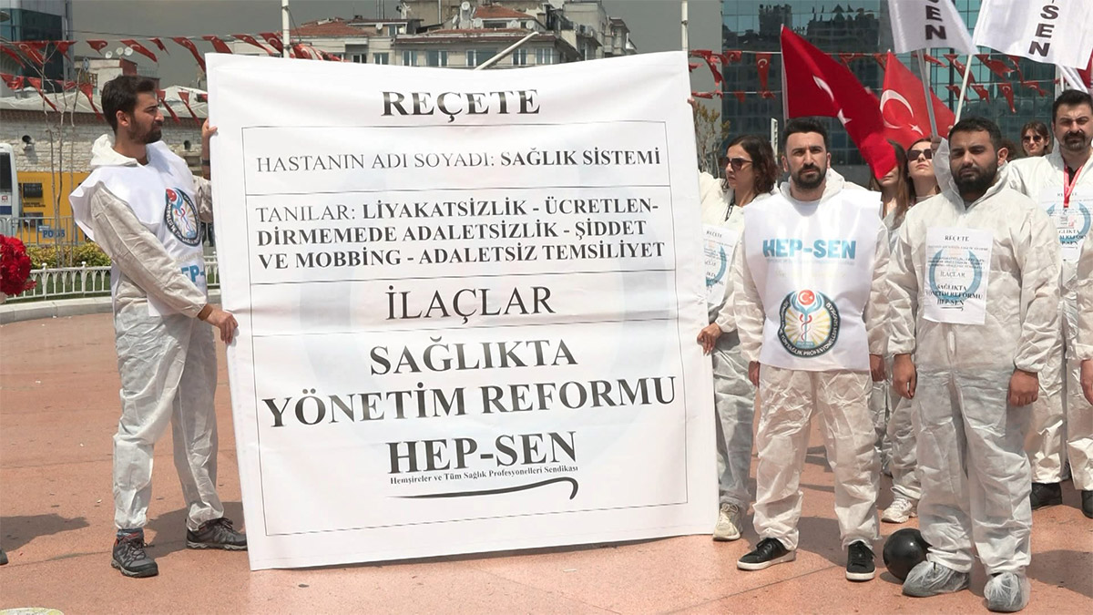 Sendika üyeleri Taksim Meydanı'na çelenk bıraktı