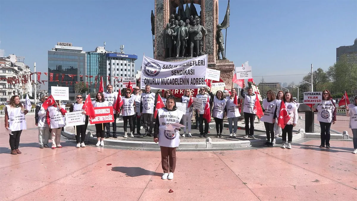 Sendika üyeleri taksim meydanı'na çelenk bırakmak için gelmeye devam ediyor. Cumhuriyet anıtı’na çelenk bırakan sendika üyeleri basın açıklaması yaptı.  