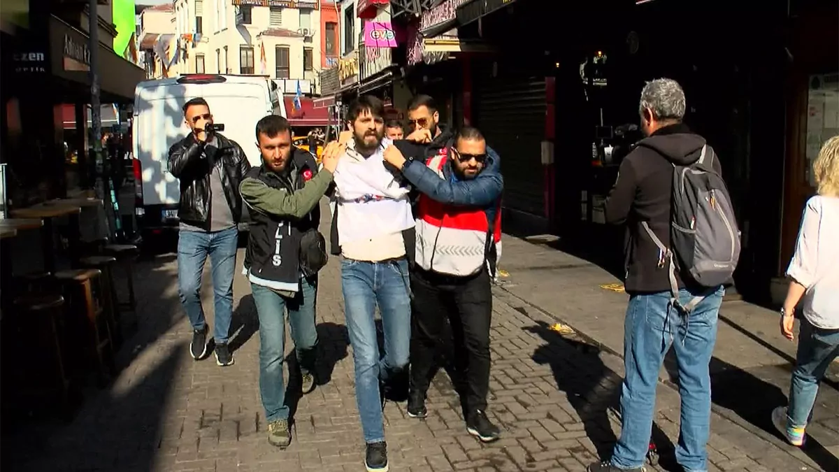 Taksim meydanı'na yürümek isteyen iki gruba polis müdahalesi