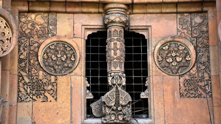 Tarihi camideki denge sütunu dekoratif amaçlı yapılmış