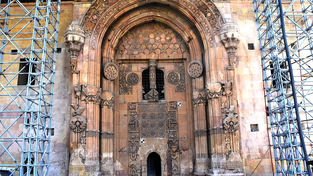 Tarihi camideki denge sütunu dekoratif amaçlı yapılmış