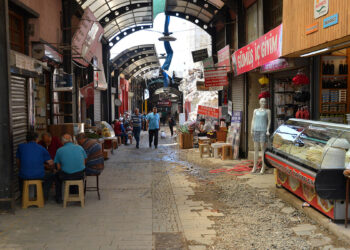 Uzun Çarşı'da 400 dükkan faaliyete başladı