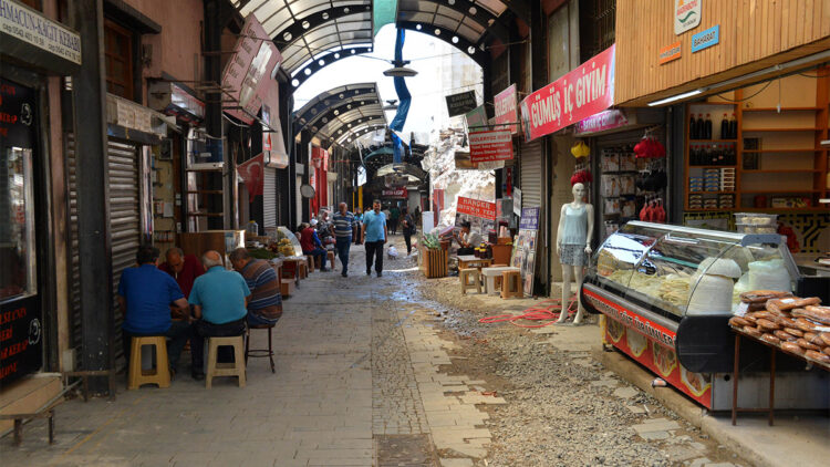 Uzun Çarşı'da 400 dükkan faaliyete başladı