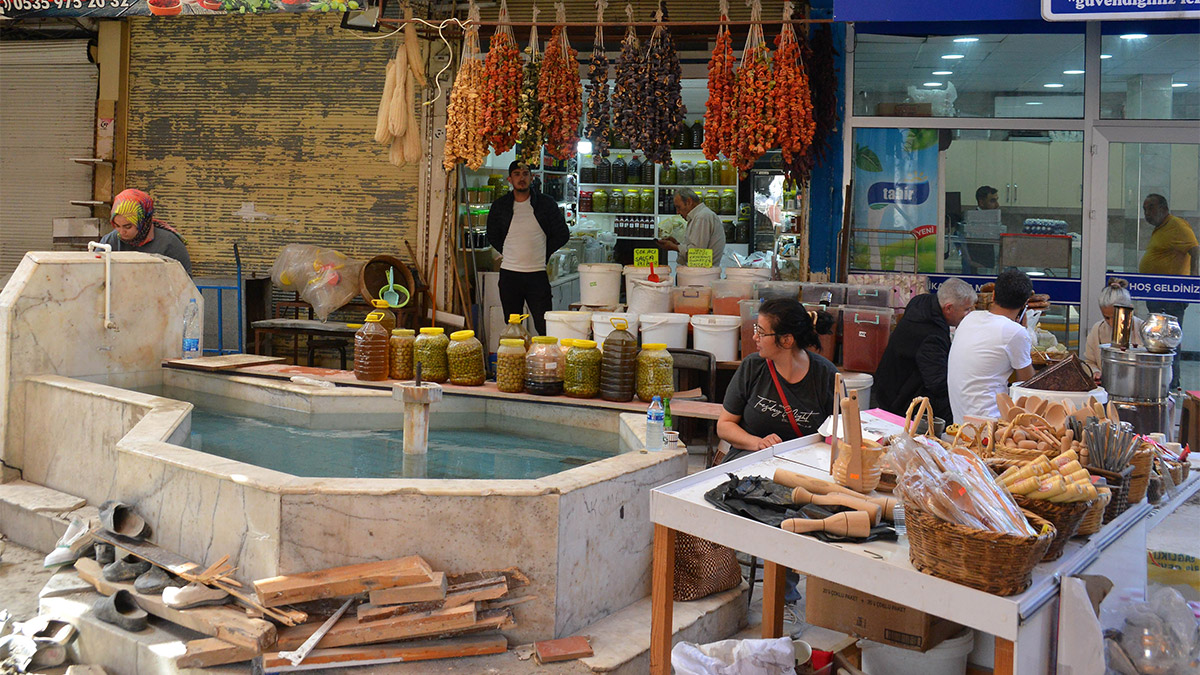 Hatay’ın simgelerinden tarihi Uzun Çarşı'da 6 Şubat'ta Kahramanmaraş merkezli depremlerde 2 bin 500 iş yerinden 600'ü yıkıldı. Normale dönüş için çalışmaların sürdüğü Uzun Çarşı'da 400 dükkan faaliyete başladı.