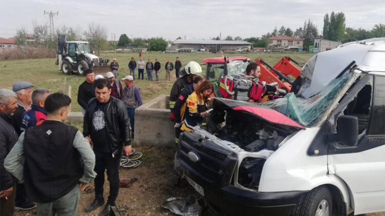 Konya'da tarım işçisi ailenin minibüsü devrildi; 1 ölü