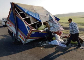 Aksaray'da tarım işçisi aileyi taşıyan kamyonet devrildi