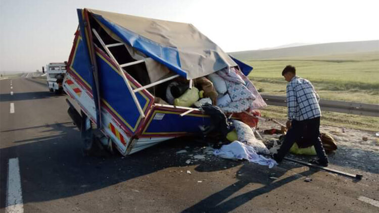 Aksaray'da tarım işçisi aileyi taşıyan kamyonet devrildi