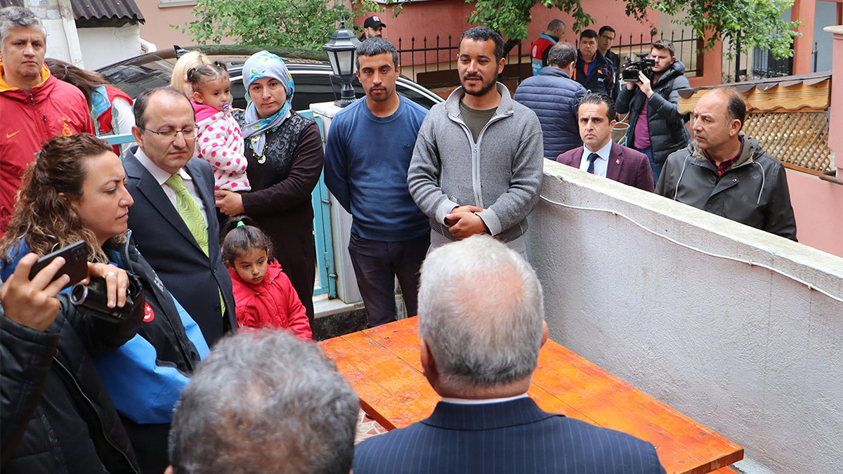 Tekirdağ Valisi Aziz Yıldırım, "Biz kurumlarımızın bütün imkanlarıyla depremzedelerle ilgilenmeye, bakmaya devam edeceğiz. Merak etmesinler, hiçbir süre yok, depremzedeler istedikleri kadar burada kalabilecekler" dedi.