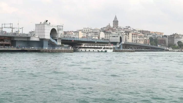 Tur teknesi galata köprüsü'ne çarptı