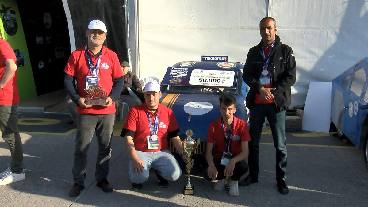 Dünyanın en büyük havacılık, uzay ve teknoloji festivali TEKNOFEST'te liseler arası elektrikli araç yarışması'nda dereceye girenler ödüllerini aldı.