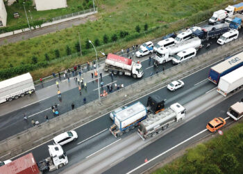 Kocaeli TEM Otoyolu'nda kamyon devrildi