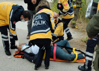 Bandırma'da kamyonetle TIR çarpıştı