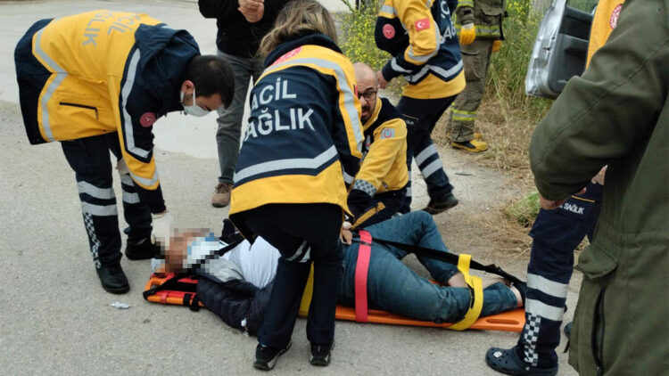 Bandırma'da kamyonetle TIR çarpıştı