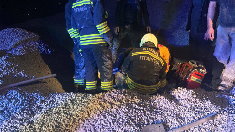 TIR'dan dökülen mıcırın altında kalan sürücü öldü